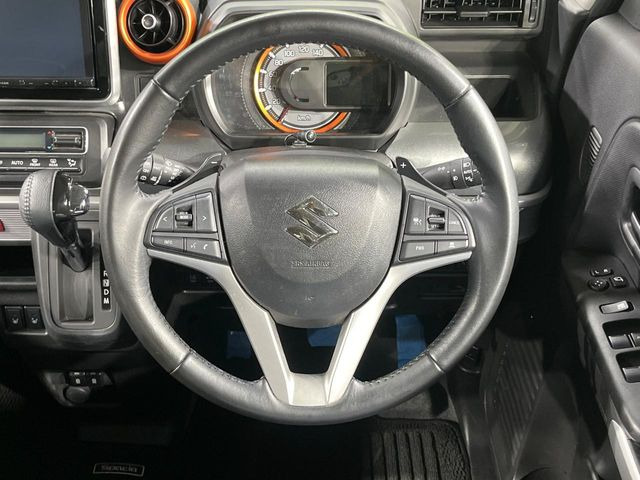 【純正革巻きステアリング】上質な革を使用することで、手にしっかり馴染みとても運転しやすいハンドルです♪