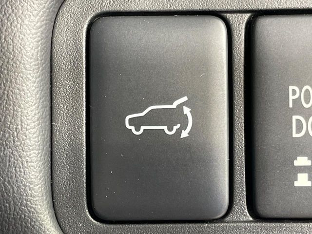 【パワーバックドア】スマートキーや運転席のボタンを押すだけでリアゲートが自動で開閉します!荷物を持っている時や、高い位置にあるバックドアを閉める際に便利な機能です♪