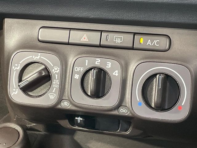 寒い冬も暑い夏も全席に快適な空調を届けてくれる、ダイヤル式エアコンを装備♪