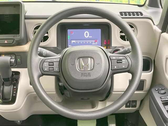 �C���e���A�ɍ��킹���f�U�C���̃X�e�A�����O�́A�^�]�������̂��Ƃ��l���A�^�]���₷���`��A�傫���ł��B�����x�A���ۂɐG���Ă��m���߂��������B