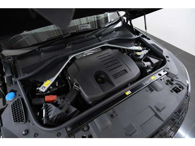 3.0L����6�C���K�\�����^�[�{+�}�C���h�n�C�u���b�h�uP400�v�𓋍ځB�ő�o��400PS�E�ő�g���N550Nm�𔭊����A���炩�ŗ͋����������\���������Ă��܂��B