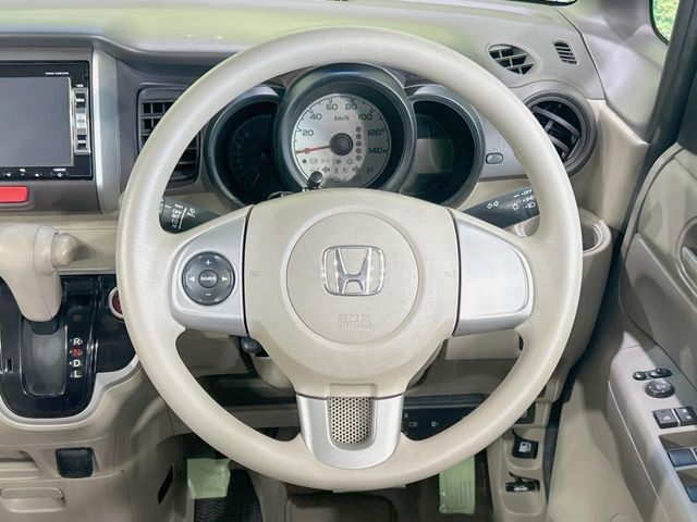 �C���e���A�ɍ��킹���f�U�C���̃X�e�A�����O�́A�^�]�������̂��Ƃ��l���A�^�]���₷���`��A�傫���ł��B�����x�A���ۂɐG���Ă��m���߂��������B