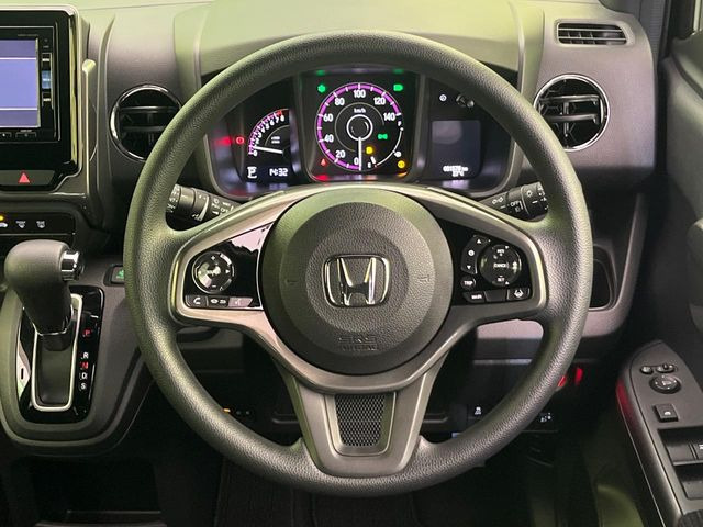インテリアに合わせたデザインのステアリングは、運転される方のことも考え、運転しやすい形状、大きさです。是非一度、実際に触ってお確かめください。