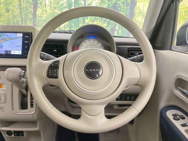 インテリアに合わせたデザインのステアリングは、運転される方のことも考え、運転しやすい形状、大きさです。是非一度、実際に触ってお確かめください。
