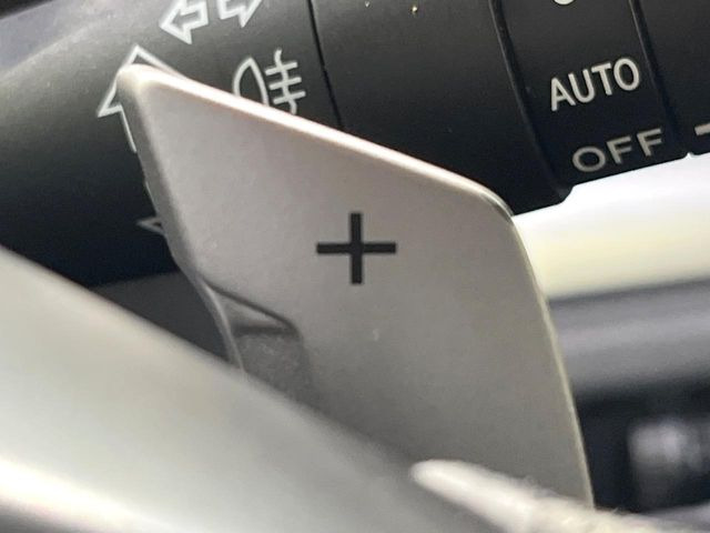 【パドルシフト】ハンドルから手を離さずに素早くシフトアップ&ダウンができるので、エンジンブレーキを使う下り坂や高速道路の合流で加速したい場面で役立ちます。