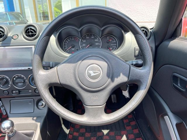 �C���e���A�ɍ��킹���f�U�C���̃X�e�A�����O�́A�^�]�������̂��Ƃ��l���A�^�]���₷���`��A�傫���ł��B�����x�A���ۂɐG���Ă��m���߂��������B