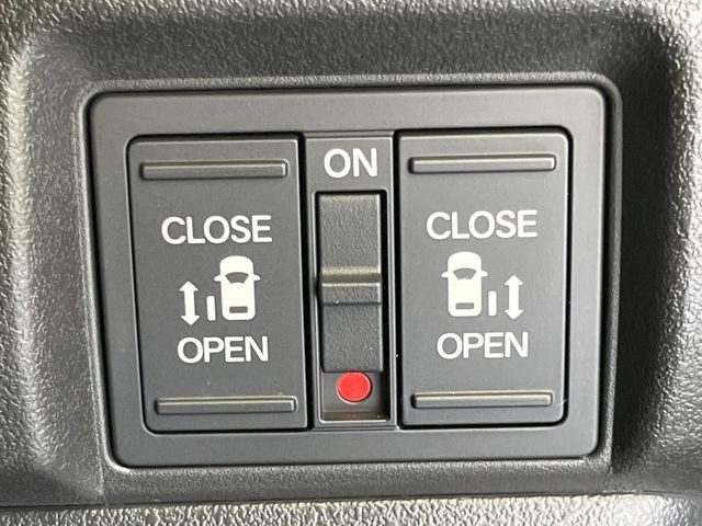 【両側パワースライドドア】スマートキーや運転席のスイッチで後席両側スライドドアの開閉が可能♪電動だから力を入れてドアを開ける必要が無く、小さなお子様でも簡単に開け閉めでき快適です♪