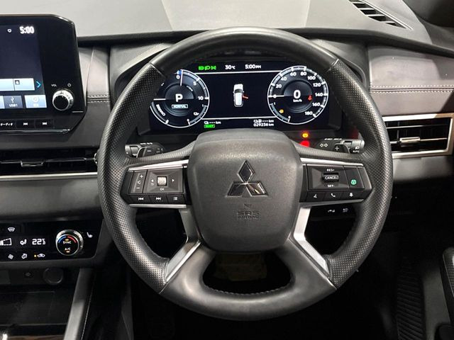 �C���e���A�ɍ��킹���f�U�C���̃X�e�A�����O�́A�^�]�������̂��Ƃ��l���A�^�]���₷���`��A�傫���ł��B�����x�A���ۂɐG���Ă��m���߂��������B