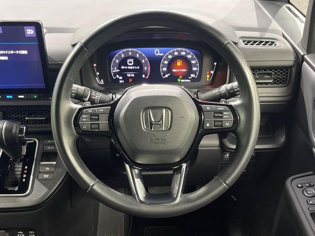 �C���e���A�ɍ��킹���f�U�C���̃X�e�A�����O�́A�^�]�������̂��Ƃ��l���A�^�]���₷���`��A�傫���ł��B�����x�A���ۂɐG���Ă��m���߂��������B