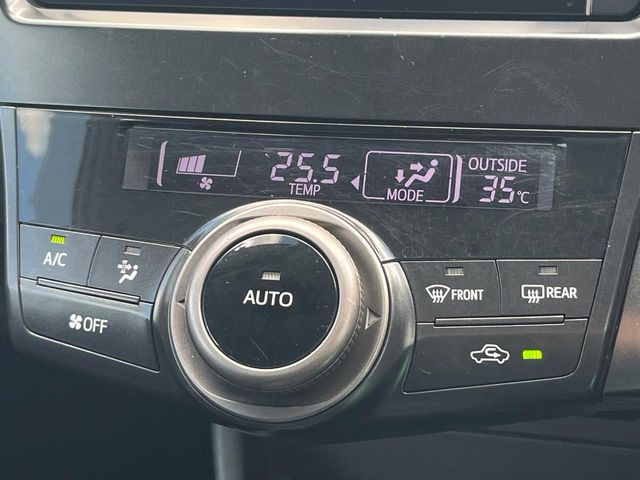 【オートエアコン】一度お好みの温度に設定すれば、車内の温度を検知し風量や温度を自動で調整。暑い&hellip;寒い&hellip;と何度もスイッチ操作をする必要はありません。快適な車内空間には必須の機能ですね♪