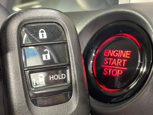 【Hondaスマートキー】カバンやポケットに入れたままでもドアの施錠・解錠が可能なスマートキーを装備。エンジンのオン・オフ時もカギを取り出す必要が無いからとっても便利です♪