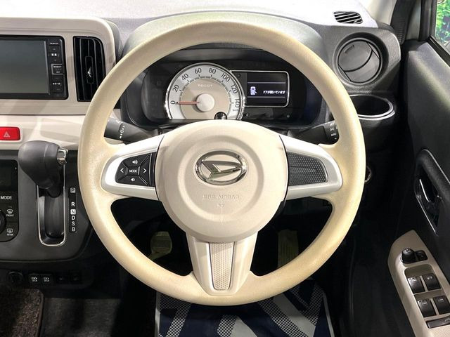 �C���e���A�ɍ��킹���f�U�C���̃X�e�A�����O�́A�^�]�������̂��Ƃ��l���A�^�]���₷���`��A�傫���ł��B�����x�A���ۂɐG���Ă��m���߂��������B