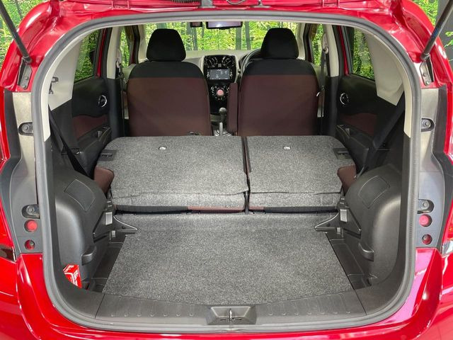 普段のお買い物や通勤、送迎等に十分な荷室スペースを確保しております。セカンドシートを倒すと、大きな荷物の積載も可能です♪