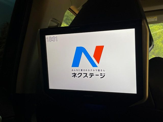 【10型後席モニター】家族や友人とお出かけする機会が多い方に大人気の後席モニターを装備!見やすい位置に画面がありテレビやDVDの視聴も快適!友達もお子様も、後席にしか乗らなくなるかも??