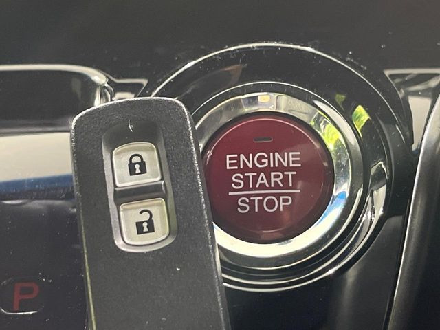 �yHonda�X�}�[�g�L�[�z�J�o����|�P�b�g�ɓ��ꂽ�܂܂ł��h�A�̎{���E�������\�ȃX�}�[�g�L�[�𑕔��B�G���W���̃I���E�I�t�����J�M�����o���K�v����������Ƃ��Ă��֗��ł���