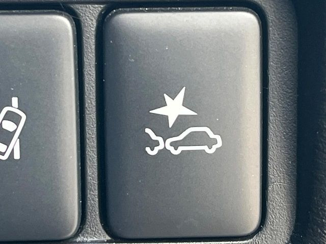【三菱e-Assist】走行中に前方の車両等を認識し、衝突しそうな時は警報とブレーキで衝突回避と被害軽減をアシスト。より安全にドライブをお楽しみいただけます。