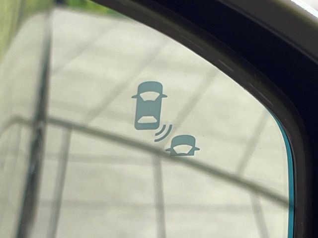 【ブラインドスポットインフォメーション】走行中、ドアミラーの死角になりやすい箇所に後続車が接近するとサイドミラー付近に警告を表示、ドライバーに注意喚起をしてくれます。