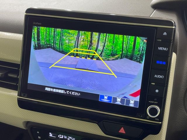 【バックカメラ】駐車時に後方がリアルタイム映像で確認できます。大型商業施設や立体駐車場での駐車時や、夜間のバック時に大活躍!運転スキルに関わらず、今や必須となった装備のひとつです!