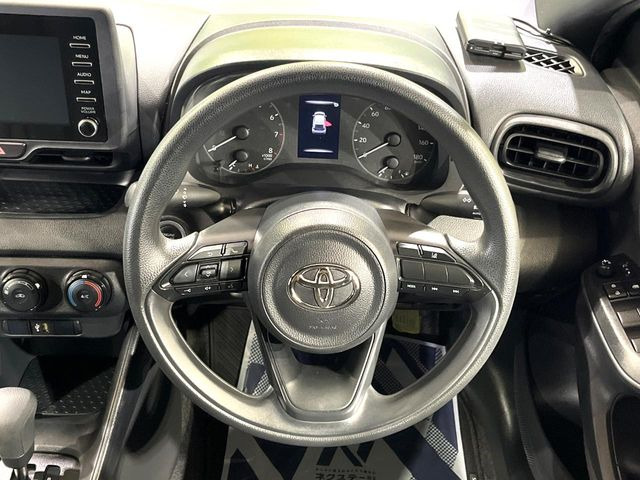 �C���e���A�ɍ��킹���f�U�C���̃X�e�A�����O�́A�^�]�������̂��Ƃ��l���A�^�]���₷���`��A�傫���ł��B�����x�A���ۂɐG���Ă��m���߂��������B