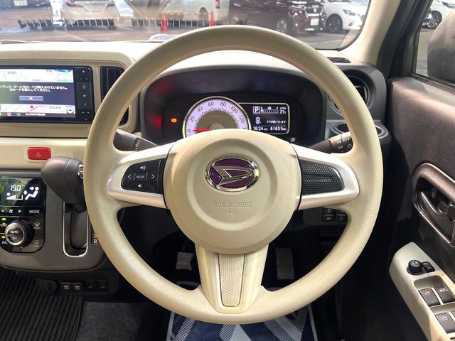 �C���e���A�ɍ��킹���f�U�C���̃X�e�A�����O�́A�^�]�������̂��Ƃ��l���A�^�]���₷���`��A�傫���ł��B�����x�A���ۂɐG���Ă��m���߂��������B
