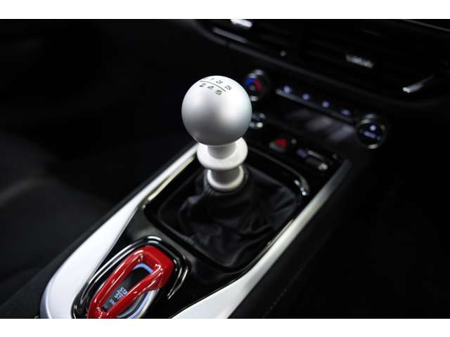 3.5L��V6�G���W����6���}�j���A���g�����X�~�b�V�������g�ݍ��킳��A405�n�́A�y�ʂ��R���p�N�g�ȃ{�f�B�������܂��ă��[�^�X���L�̃��[�V�[���y�₩�ȃh���C�r���O�t�B�[�������y���݂��������܂��B