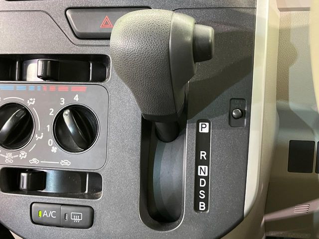 インパネシフトならハンドルからの移動距離が短く操作もスムーズ!また、足元が広くなりすっきりしますので、大柄な方でも快適にお過ごしいただけます。