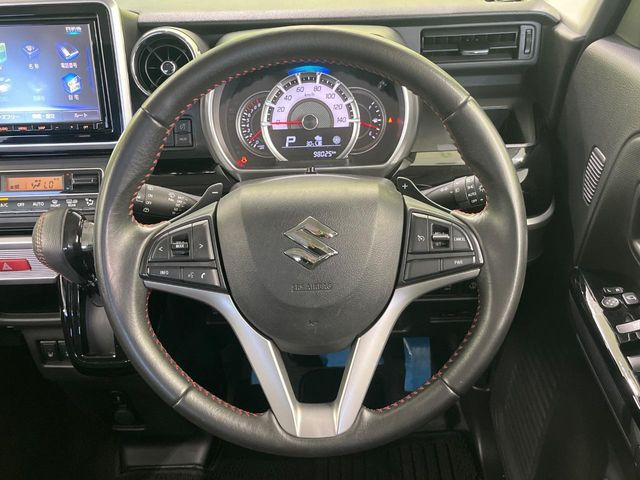 �C���e���A�ɍ��킹���f�U�C���̃X�e�A�����O�́A�^�]�������̂��Ƃ��l���A�^�]���₷���`��A�傫���ł��B�����x�A���ۂɐG���Ă��m���߂��������B