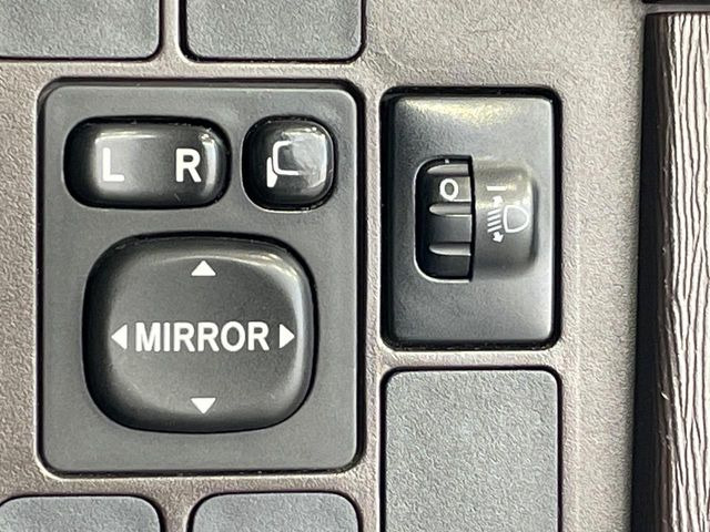 【電動格納ミラー】サイドミラーは電動格納式となっており、狭い駐車場でもキズがつくリスクを抑えられます。