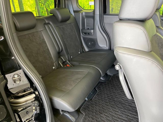 後部座席も気になるようなキズ・汚れやへたり等、大きなダメージはなく、良好な状態です。