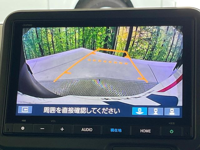 【バックカメラ】駐車時に後方がリアルタイム映像で確認できます。大型商業施設や立体駐車場での駐車時や、夜間のバック時に大活躍!運転スキルに関わらず、今や必須となった装備のひとつです!