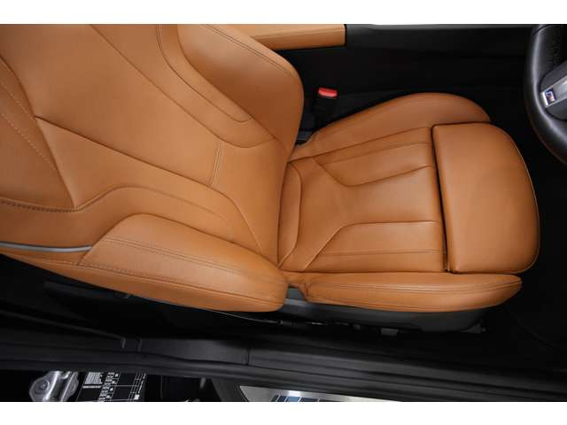 �V�[�g�ɂ̓��@�[�l�X�J���U�[�V�[�g�𑕔����Ă���܂��B����������㎿�ȃ��U�[�V�[�g�̓h���C�u���ł���J�����ŏ����ɂ��邱�Ƃ��ł��܂��B
