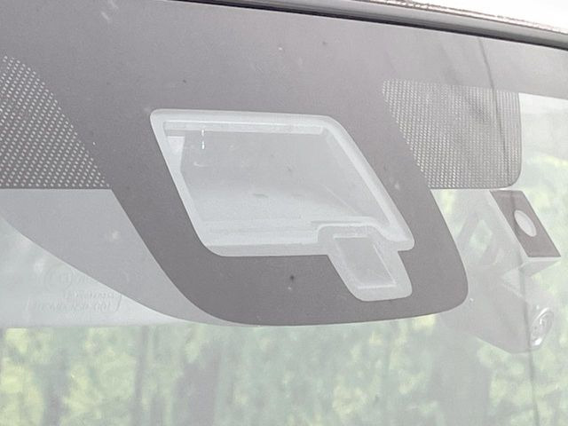 【スズキ セーフティサポート】走行中に前方の車両等を認識し、衝突しそうな時は警報とブレーキで衝突回避と被害軽減をアシスト。より安全にドライブをお楽しみいただけます。