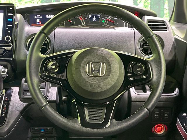 【純正革巻きステアリング】上質な革を使用することで、手にしっかり馴染みとても運転しやすいハンドルです♪