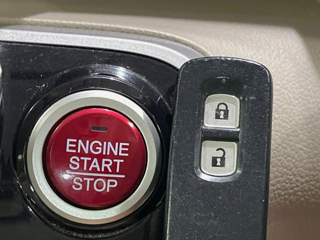 �yHonda�X�}�[�g�L�[�z�J�o����|�P�b�g�ɓ��ꂽ�܂܂ł��h�A�̎{���E�������\�ȃX�}�[�g�L�[�𑕔��B�G���W���̃I���E�I�t�����J�M�����o���K�v����������Ƃ��Ă��֗��ł���