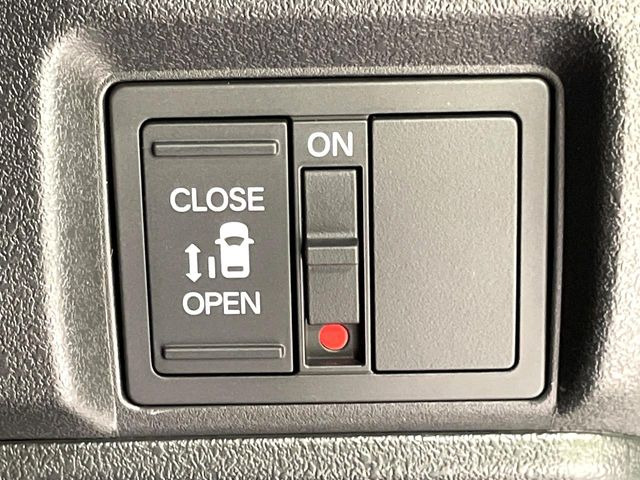 【パワースライドドア】スマートキーや運転席のスイッチでスライドドアの開閉が可能♪電動だから力を入れてドアを開ける必要が無く、小さいお子様でも、重い荷物を持っている時もラクに開け閉めできます♪