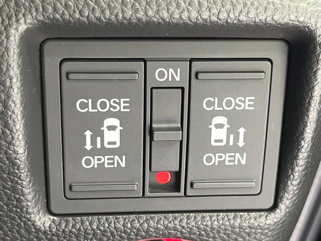 【両側パワースライドドア】スマートキーや運転席のスイッチで後席両側スライドドアの開閉が可能♪電動だから力を入れてドアを開ける必要が無く、小さなお子様でも簡単に開け閉めでき快適です♪