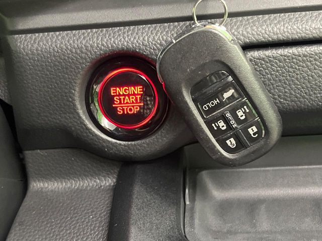 �yHonda�X�}�[�g�L�[�z�J�o����|�P�b�g�ɓ��ꂽ�܂܂ł��h�A�̎{���E�������\�ȃX�}�[�g�L�[�𑕔��B�G���W���̃I���E�I�t�����J�M�����o���K�v����������Ƃ��Ă��֗��ł���