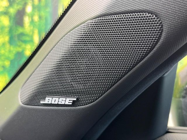 【BOSEサウンドシステム】メーカーオプションの高品位サウンドシステムを搭載。専用のチューニングが施された大小様々なスピーカーから良質なサウンドが奏でられ、臨場感あふれる音響空間を演出します。