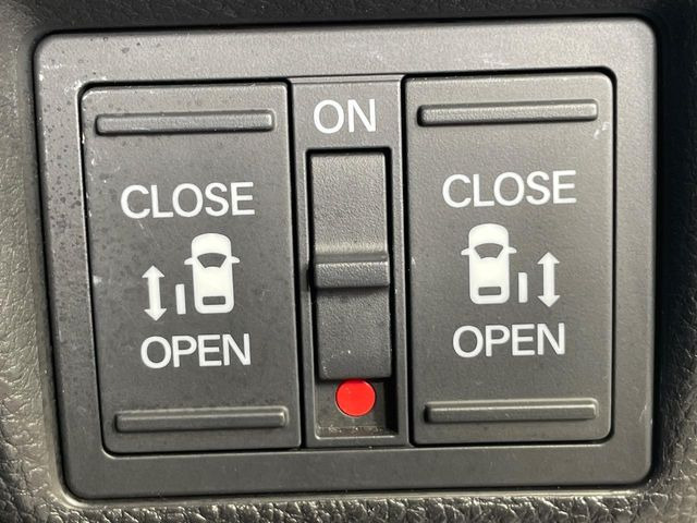 【両側パワースライドドア】スマートキーや運転席のスイッチで後席両側スライドドアの開閉が可能♪電動だから力を入れてドアを開ける必要が無く、小さなお子様でも簡単に開け閉めでき快適です♪