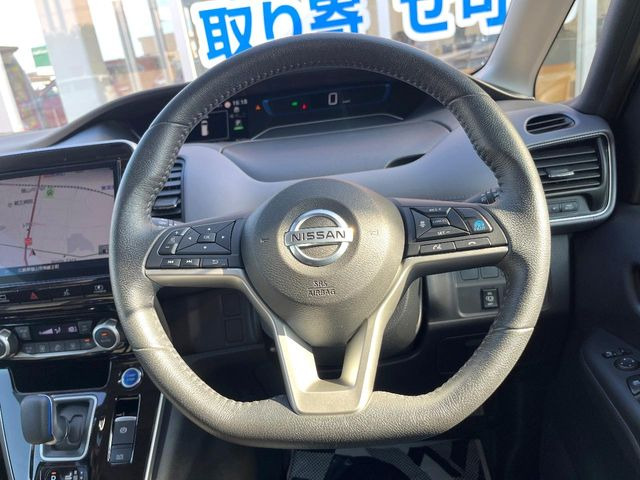 �C���e���A�ɍ��킹���f�U�C���̃X�e�A�����O�́A�^�]�������̂��Ƃ��l���A�^�]���₷���`��A�傫���ł��B�����x�A���ۂɐG���Ă��m���߂��������B