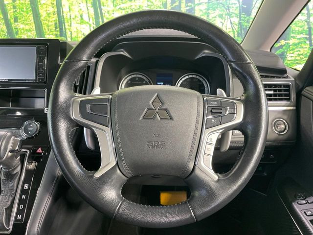 インテリアに合わせたデザインのステアリングは、運転される方のことも考え、運転しやすい形状、大きさです。是非一度、実際に触ってお確かめください。