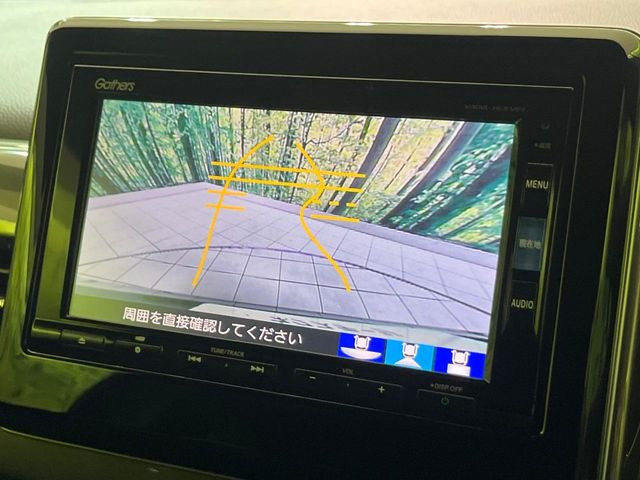 【バックカメラ】駐車時に後方がリアルタイム映像で確認できます。大型商業施設や立体駐車場での駐車時や、夜間のバック時に大活躍!運転スキルに関わらず、今や必須となった装備のひとつです!