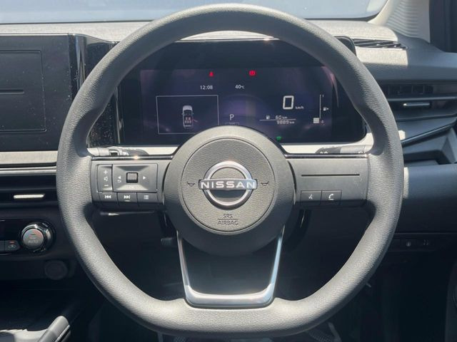 �C���e���A�ɍ��킹���f�U�C���̃X�e�A�����O�́A�^�]�������̂��Ƃ��l���A�^�]���₷���`��A�傫���ł��B�����x�A���ۂɐG���Ă��m���߂��������B
