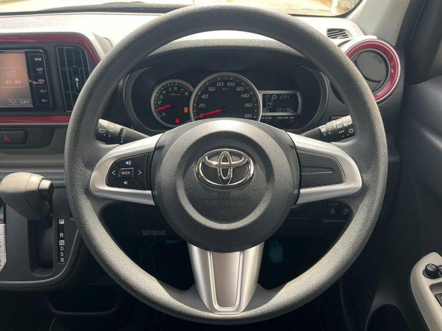 インテリアに合わせたデザインのステアリングは、運転される方のことも考え、運転しやすい形状、大きさです。是非一度、実際に触ってお確かめください。