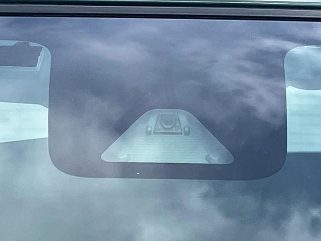 【トヨタセーフティセンス】走行中に前方の車両等を認識し、衝突しそうな時は警報とブレーキで衝突回避と被害軽減をアシスト。より安全にドライブをお楽しみいただけます。