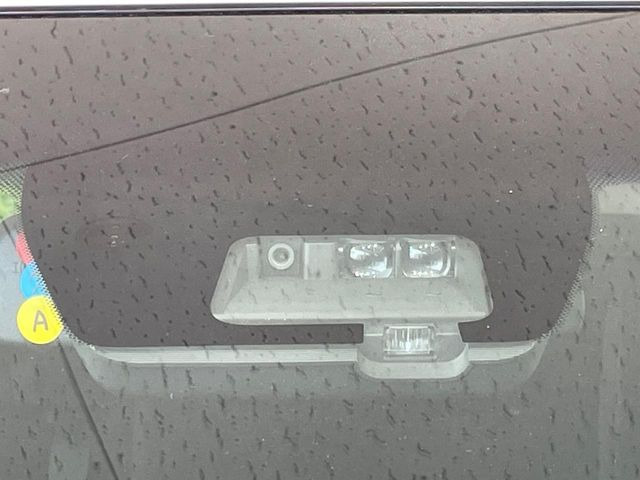 【三菱e-Assist】走行中に前方の車両等を認識し、衝突しそうな時は警報とブレーキで衝突回避と被害軽減をアシスト。より安全にドライブをお楽しみいただけます。