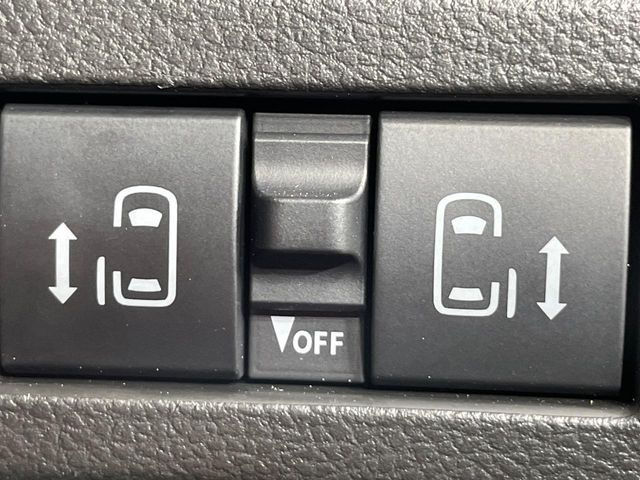 【両側パワースライドドア】スマートキーや運転席のスイッチで後席両側スライドドアの開閉が可能♪電動だから力を入れてドアを開ける必要が無く、小さなお子様でも簡単に開け閉めでき快適です♪