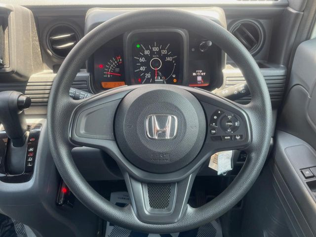 �C���e���A�ɍ��킹���f�U�C���̃X�e�A�����O�́A�^�]�������̂��Ƃ��l���A�^�]���₷���`��A�傫���ł��B�����x�A���ۂɐG���Ă��m���߂��������B