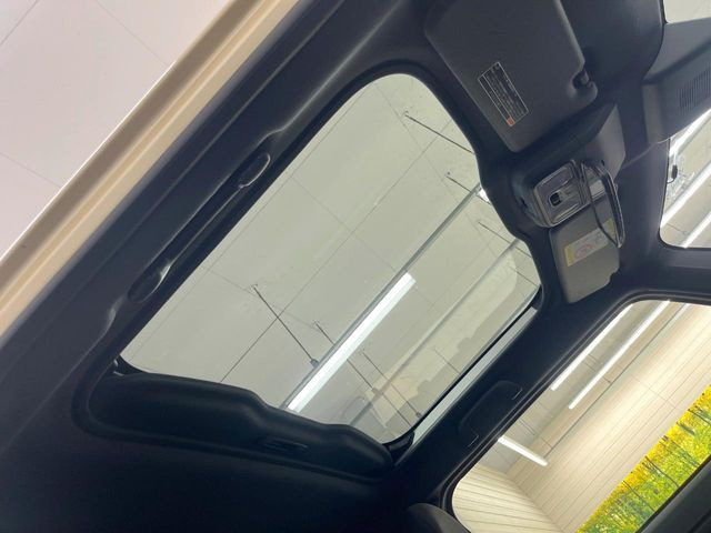 【ガラスルーフ】ガラスルーフ搭載で車内の解放感が一気にアップ!開放的なドライブをお楽しみいただけます。