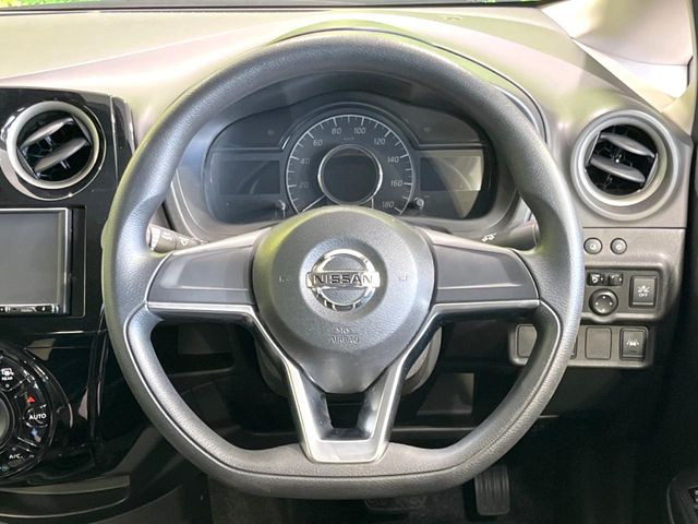 �C���e���A�ɍ��킹���f�U�C���̃X�e�A�����O�́A�^�]�������̂��Ƃ��l���A�^�]���₷���`��A�傫���ł��B�����x�A���ۂɐG���Ă��m���߂��������B
